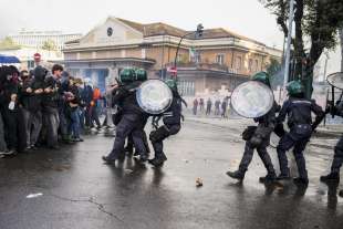 scontri a roma durante manifestazione pro palestina 14