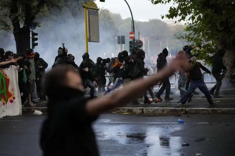 scontri a roma durante manifestazione pro palestina   4