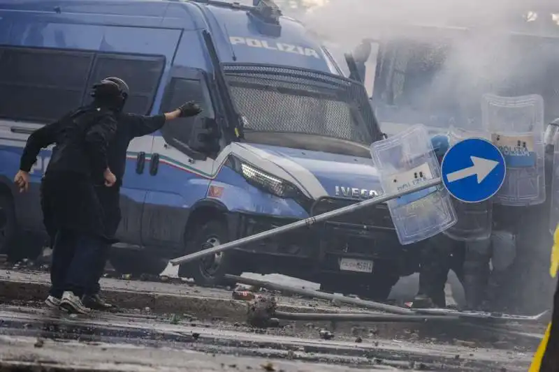 scontri a roma durante manifestazione pro palestina   9