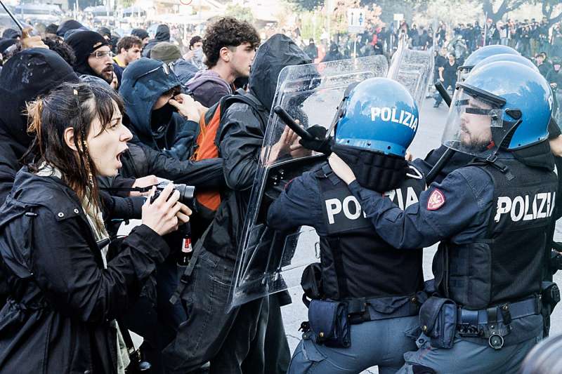 scontri alla manifestazione pro palestina di roma foto lapresse 1