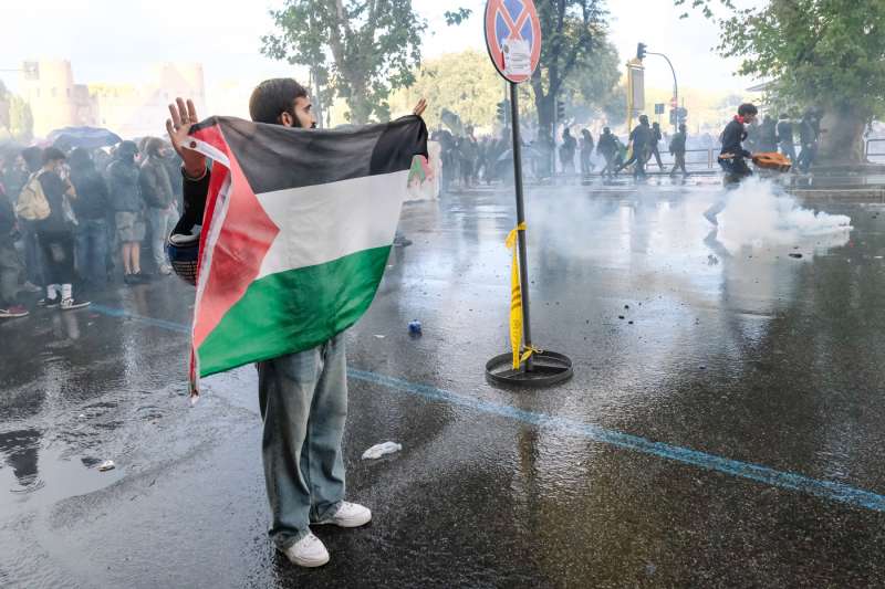 scontri alla manifestazione pro palestina di roma foto lapresse 10