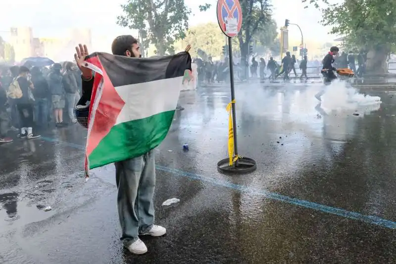 scontri alla manifestazione pro palestina di roma   foto lapresse   10