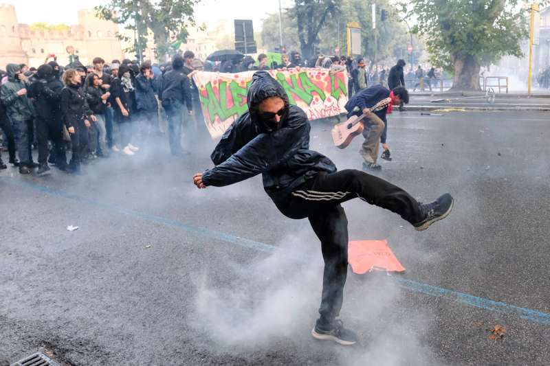 scontri alla manifestazione pro palestina di roma foto lapresse 13