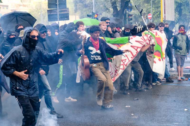 scontri alla manifestazione pro palestina di roma foto lapresse 14