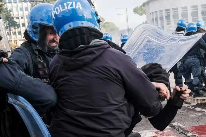 scontri alla manifestazione pro palestina di roma   foto lapresse   17