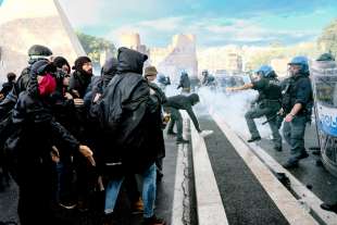 scontri alla manifestazione pro palestina di roma foto lapresse 19