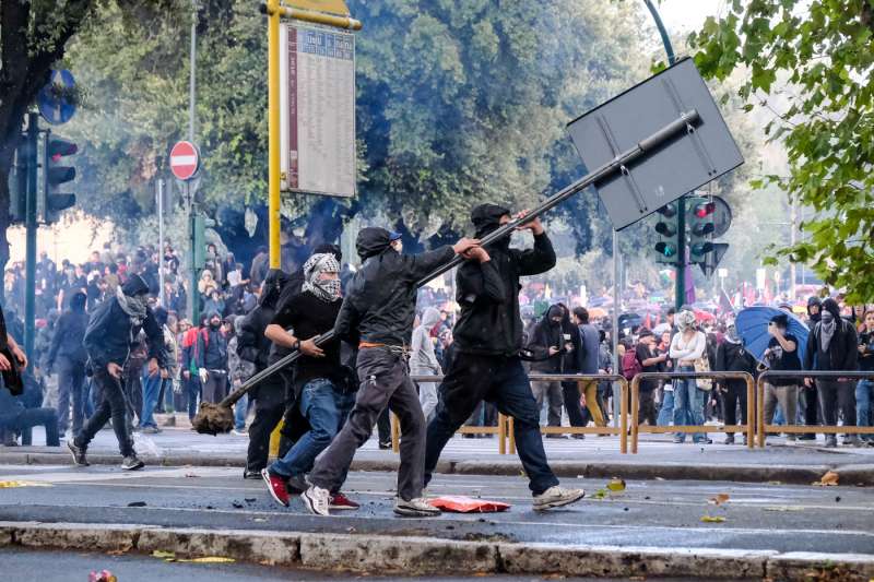 scontri alla manifestazione pro palestina di roma foto lapresse 2