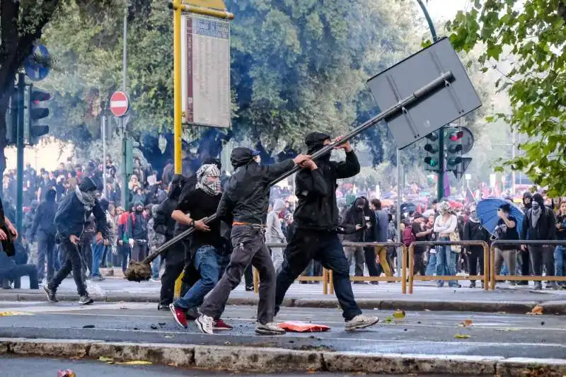 scontri alla manifestazione pro palestina di roma   foto lapresse   2