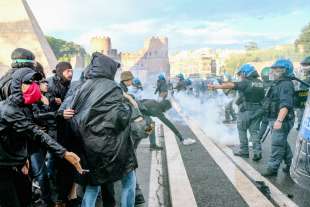 scontri alla manifestazione pro palestina di roma foto lapresse 20