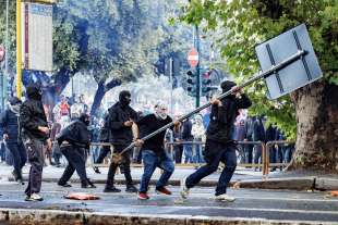 scontri alla manifestazione pro palestina di roma foto lapresse 23