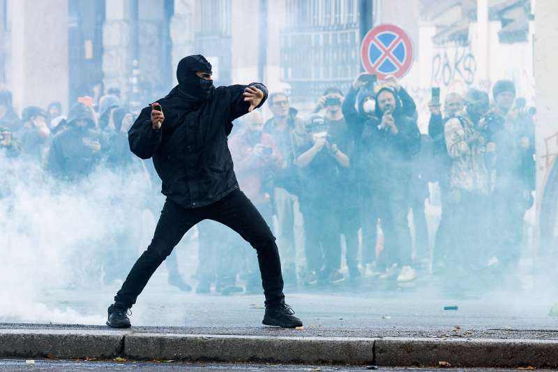 scontri alla manifestazione pro palestina di roma foto lapresse 24