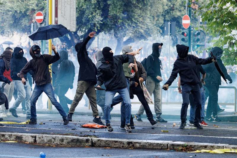 scontri alla manifestazione pro palestina di roma foto lapresse 27