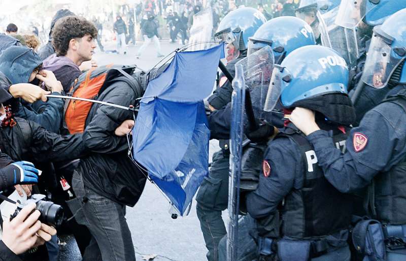 scontri alla manifestazione pro palestina di roma foto lapresse 29