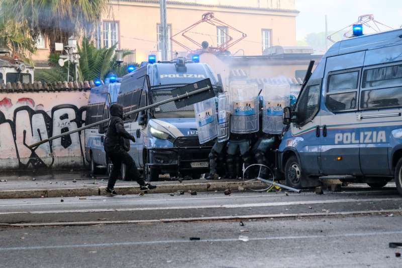 scontri alla manifestazione pro palestina di roma foto lapresse 3