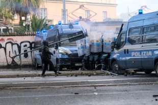 scontri alla manifestazione pro palestina di roma foto lapresse 3