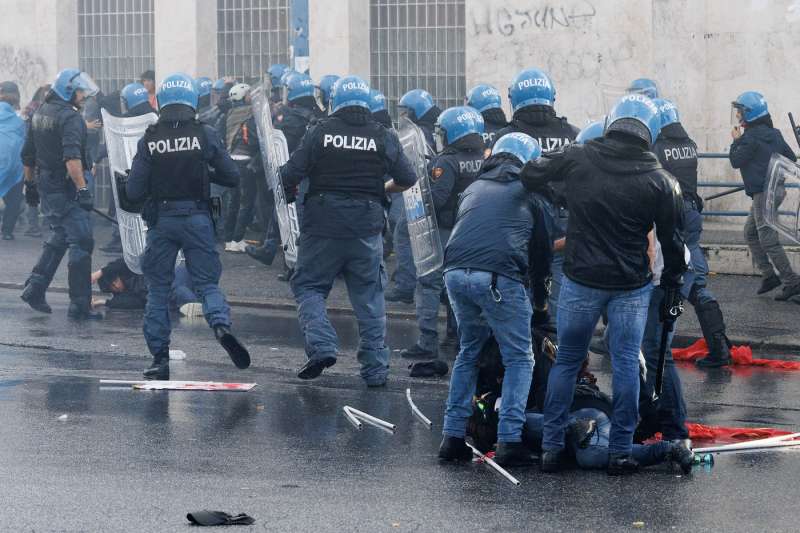 scontri alla manifestazione pro palestina di roma foto lapresse 34