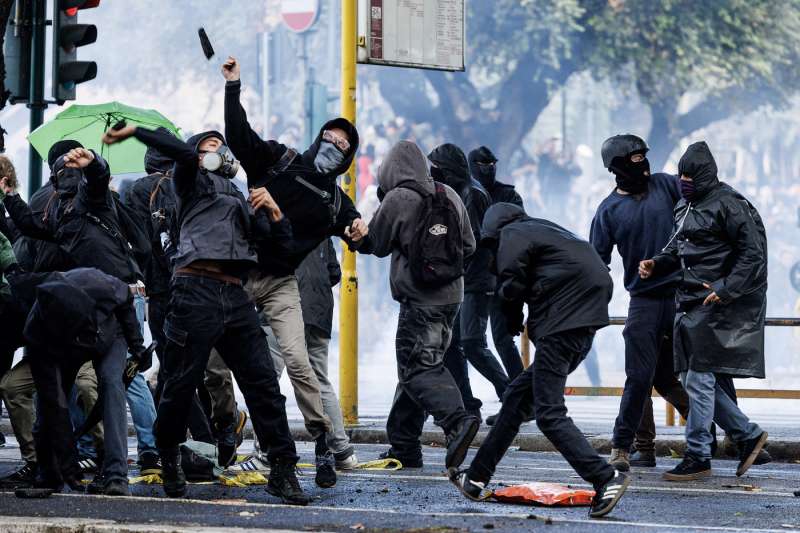 scontri alla manifestazione pro palestina di roma foto lapresse 38