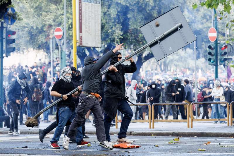 scontri alla manifestazione pro palestina di roma foto lapresse 40