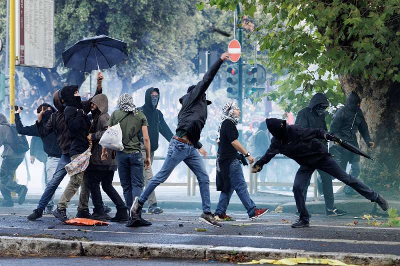 scontri alla manifestazione pro palestina di roma foto lapresse 41