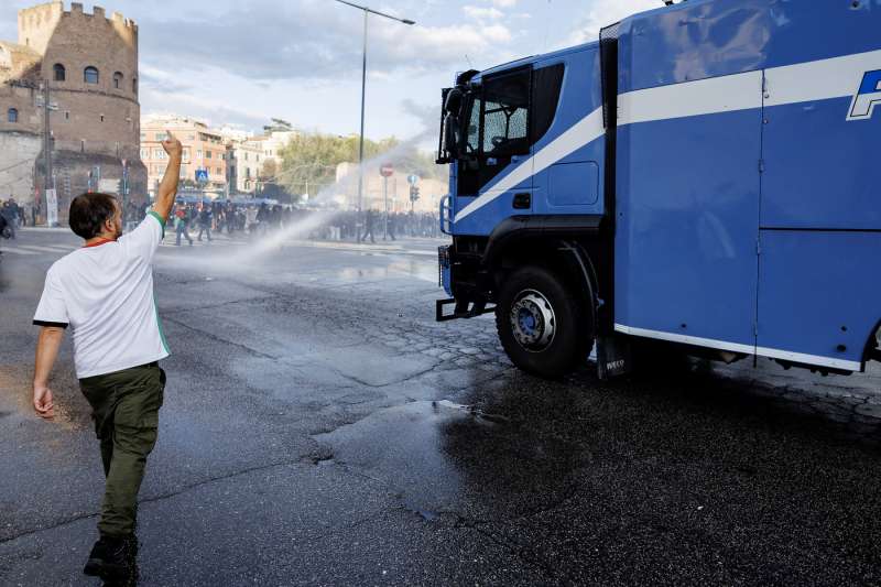 scontri alla manifestazione pro palestina di roma foto lapresse 44