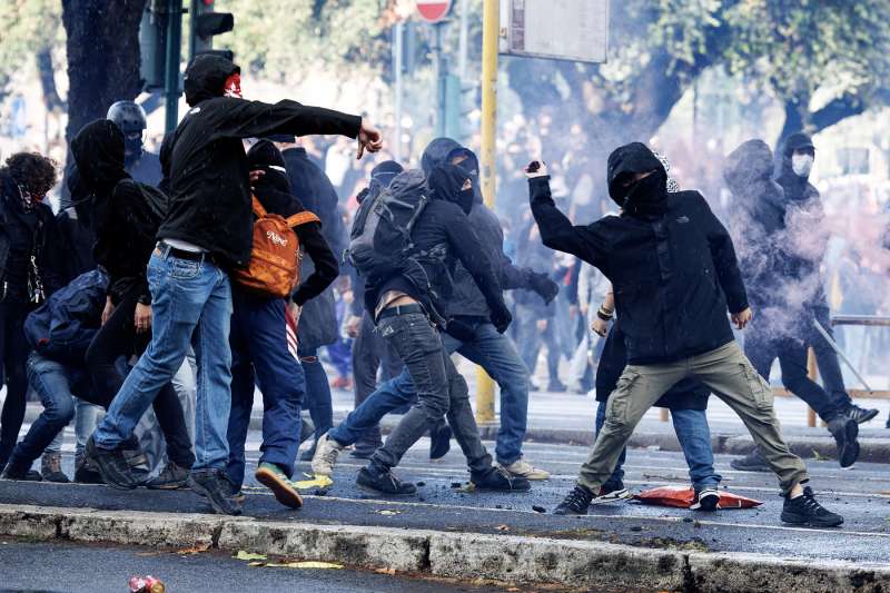 scontri alla manifestazione pro palestina di roma foto lapresse 45