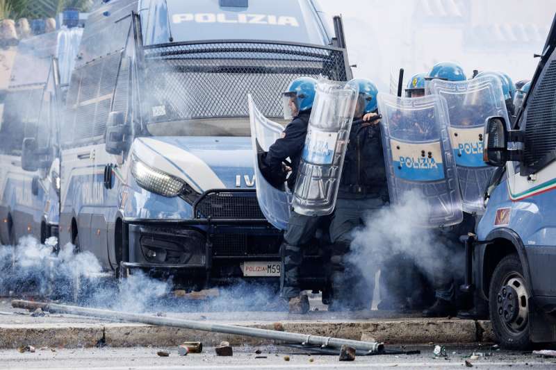 scontri alla manifestazione pro palestina di roma foto lapresse 46