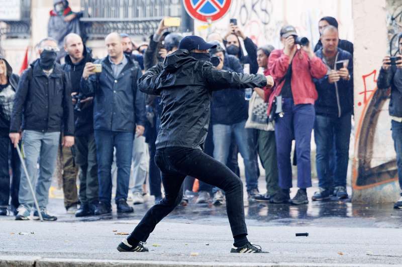 scontri alla manifestazione pro palestina di roma foto lapresse 48