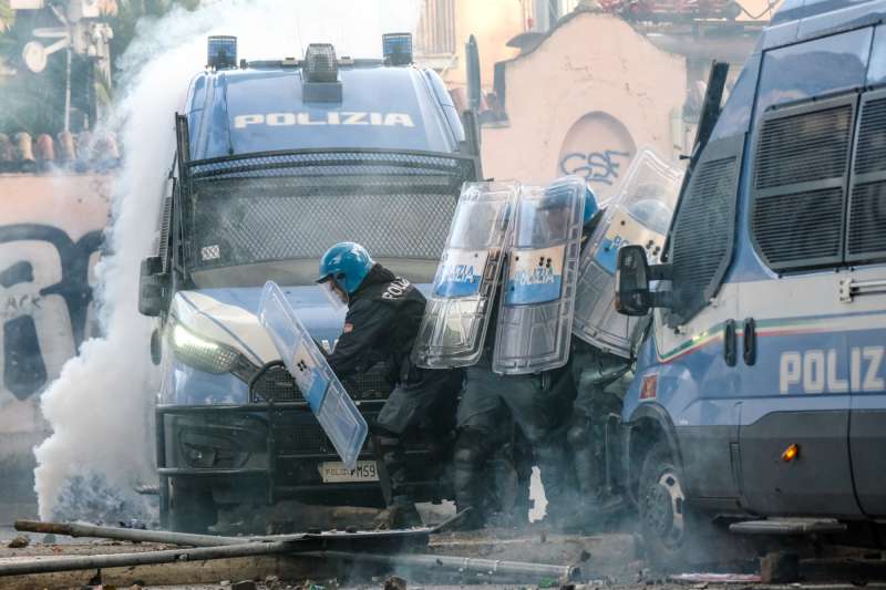 scontri alla manifestazione pro palestina di roma foto lapresse 5