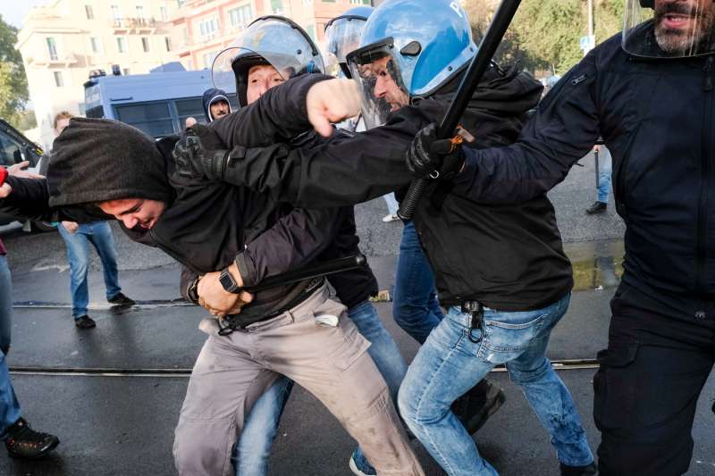 scontri alla manifestazione pro palestina di roma foto lapresse 7