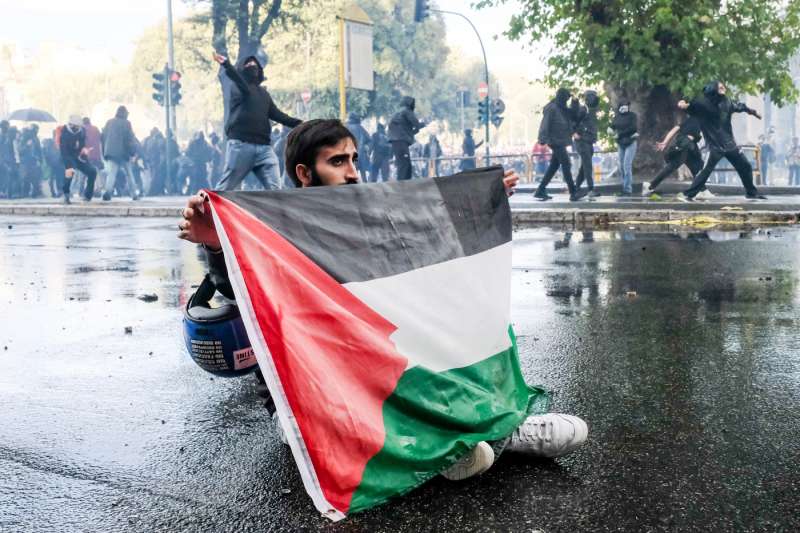 scontri alla manifestazione pro palestina di roma foto lapresse 8