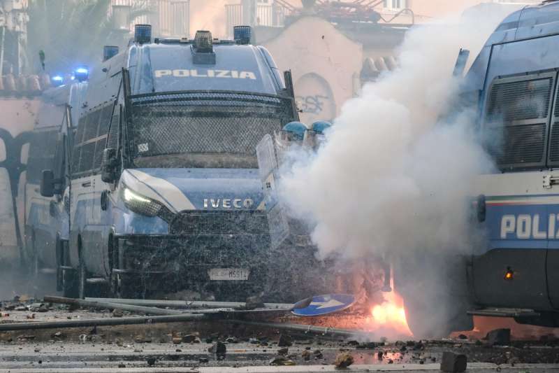 scontri alla manifestazione pro palestina di roma foto lapresse 9