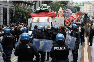 scontri manifestanti polizia a napoli