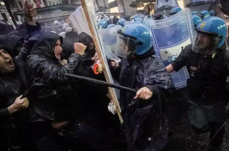 scontri manifestanti polizia a napoli