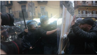 scontri manifestanti polizia a napoli