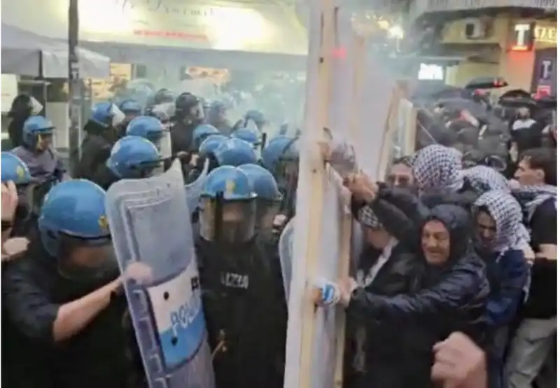 scontri manifestanti polizia a napoli