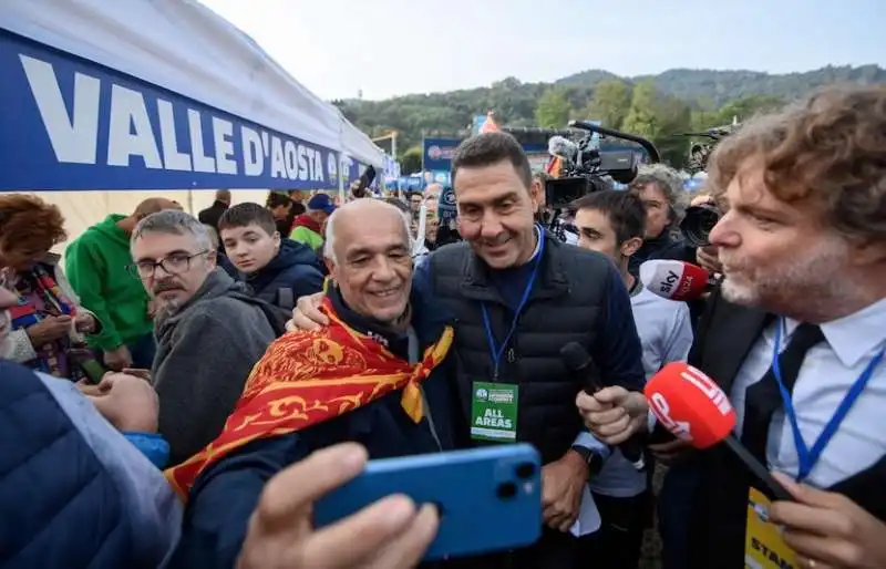  selfie  roberto vannacci al raduno di pontida 2024 