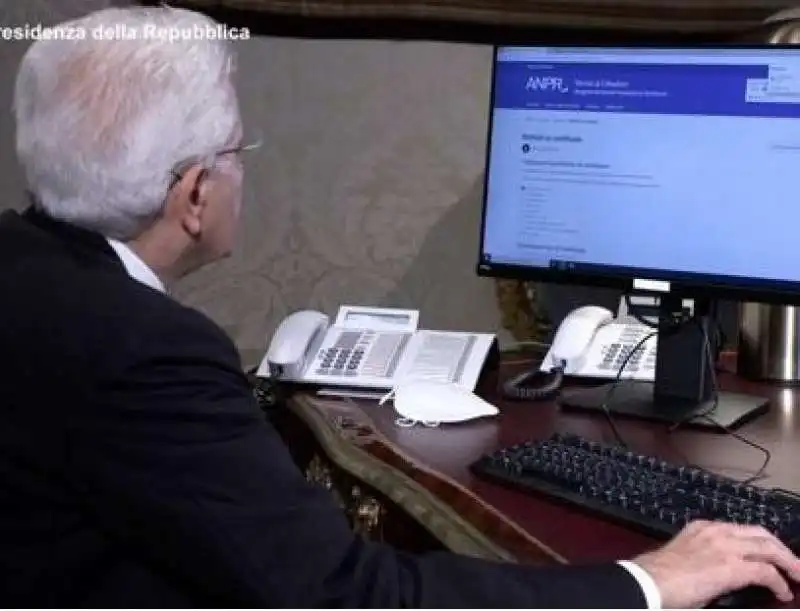 SERGIO MATTARELLA AL COMPUTER