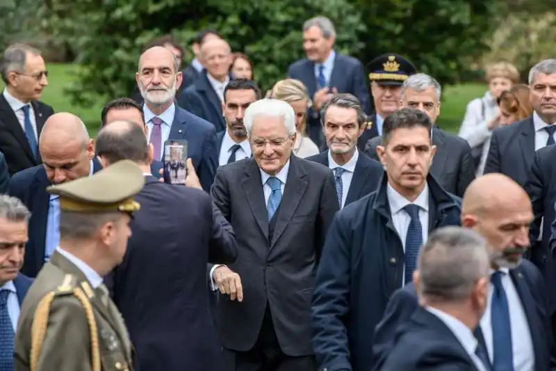 Sergio Mattarella depone una corona al Monumento ai piccoli martiri di Gorla, a Milano
