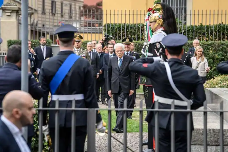 Sergio Mattarella depone una corona al Monumento ai piccoli martiri di Gorla, a Milano
