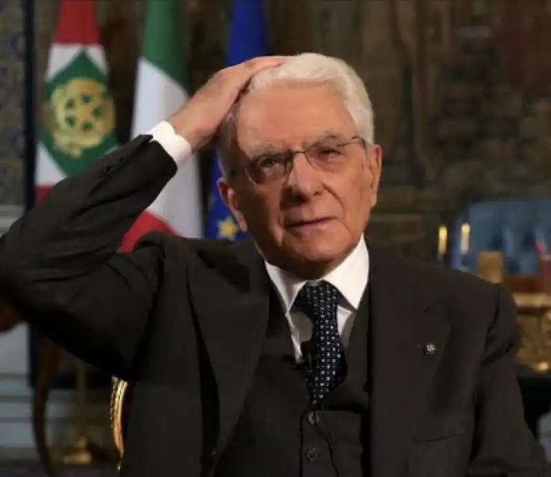 sergio mattarella si tocca i capelli