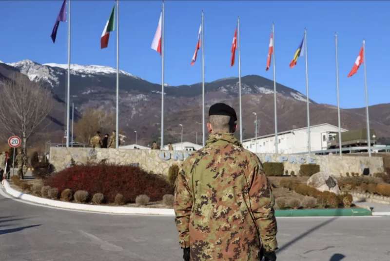 soldato della missione kfor a camp villaggio italia