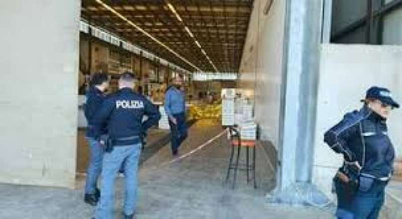 SPARATORIA AL MERCATO ITTICO DI SALERNO