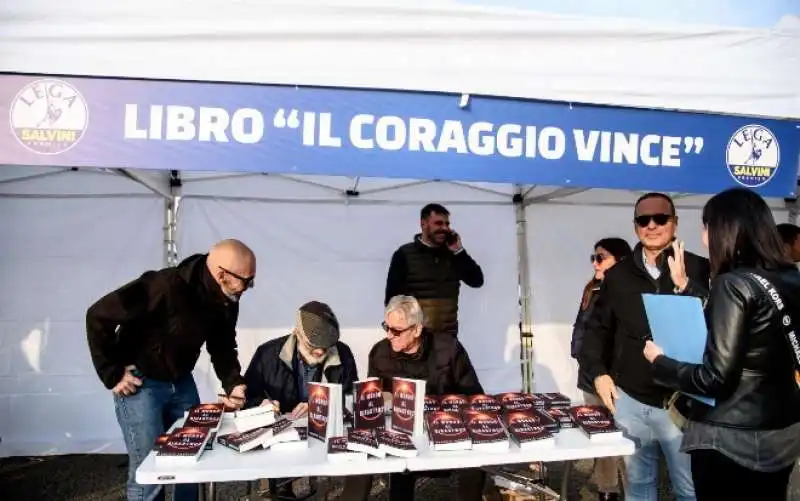 stand con i libri di vannacci a pontida 