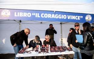 stand con i libri di vannacci a pontida