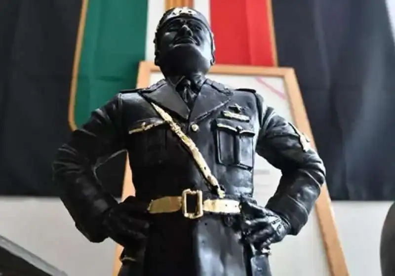 statua di benito mussolini a predappio
