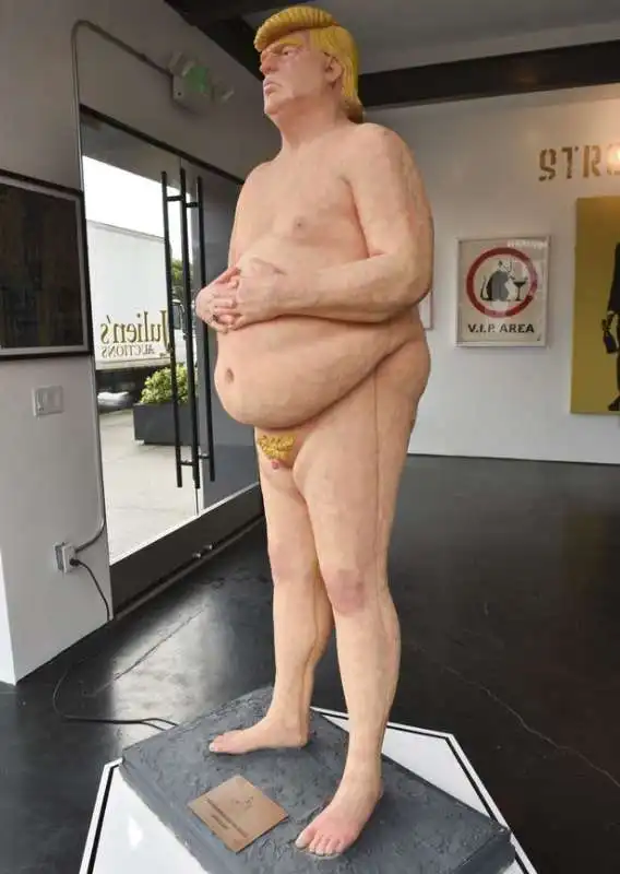 statua trump nudo