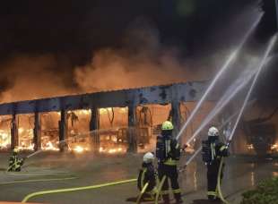 stazione dei pompieri in fiamme in germania