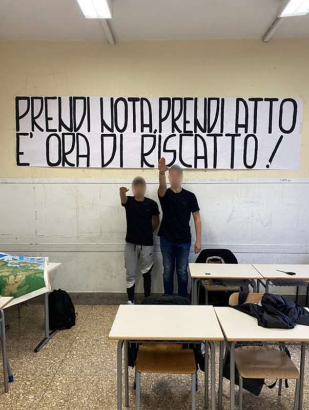 STUDENTI DEL LICEO MONTESSORI DI ROMA FANNO IL SALUTO ROMANO