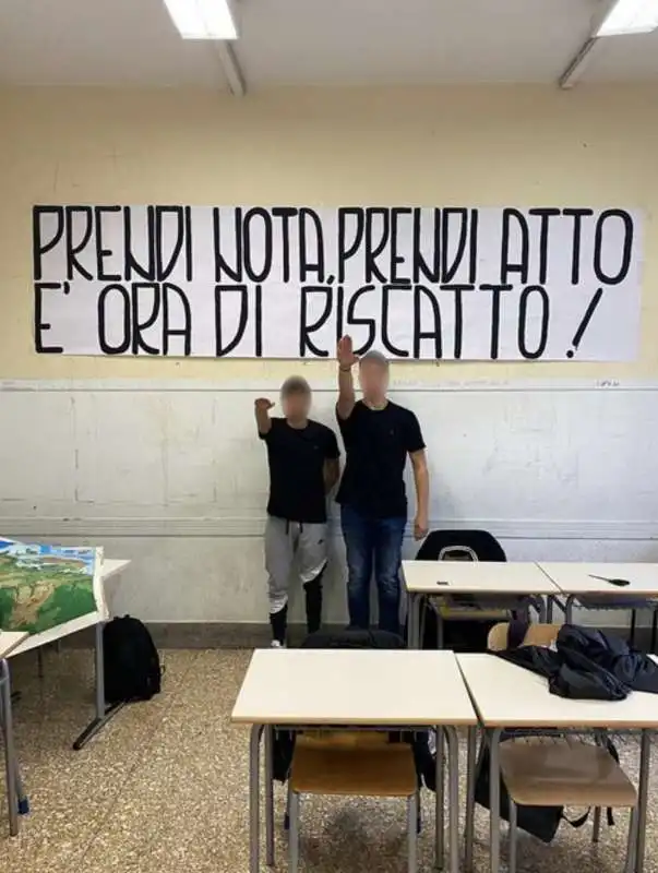 STUDENTI DEL LICEO MONTESSORI DI ROMA FANNO IL SALUTO ROMANO