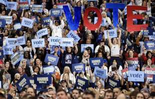 supporter di kamala harris a pittsburgh, pennsylvania